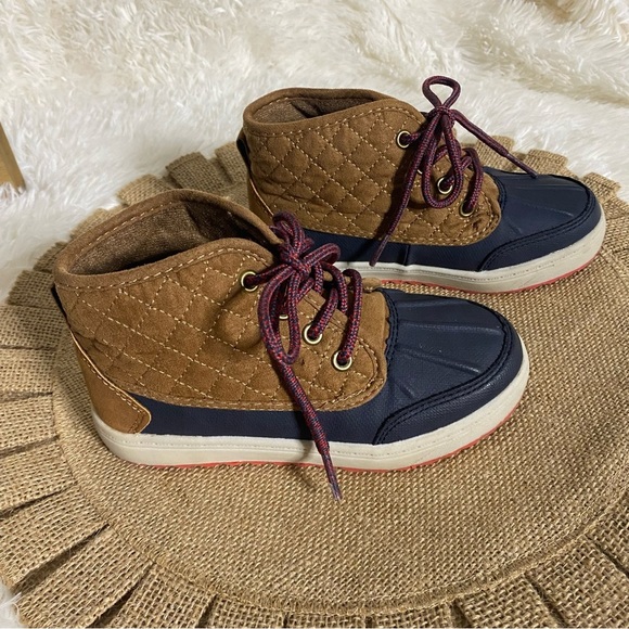 OshKosh B’gosh Boys Tarin Ankle Boots with durable traction and Duck Toe Size 1 - Picture 4 of 11